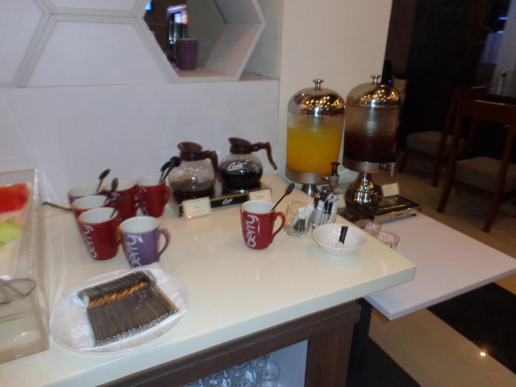 Berry Biz Hotel Seminyak Kültér fotó